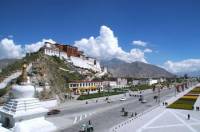 Potala Palace from the street  » Click to zoom ->